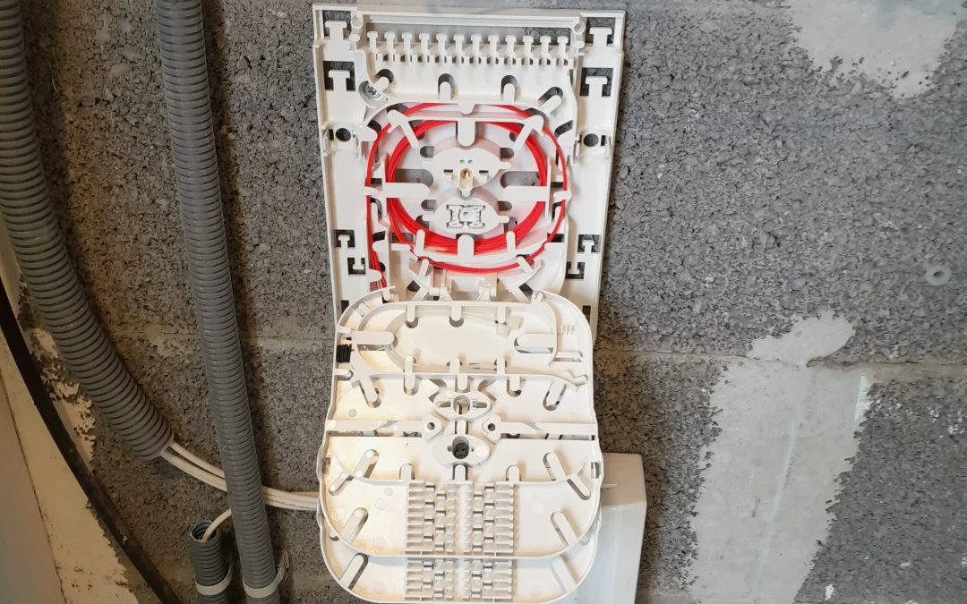 Etude et pré-équipement fibre optique d&rsquo;un immeuble de 4 logements sur la commune de CORDEMAIS pour mise en conformité de l&rsquo;installation fibre optique (dépose/pose).