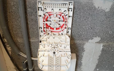 Etude et pré-équipement fibre optique d’un immeuble de 4 logements sur la commune de CORDEMAIS pour mise en conformité de l’installation fibre optique (dépose/pose).